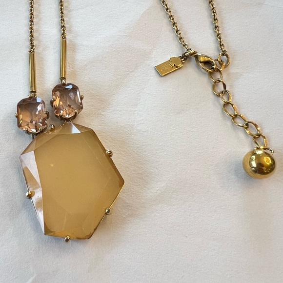 KATE SPADE Necklace feat. Cream Pendant w/ Pink‎ Stones set in Gold - Picture 6 of 10